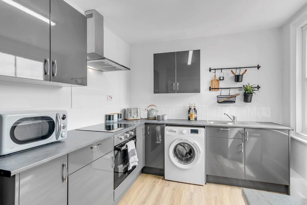 1-Bed Seaside Apartment With Parking Cromer Bagian luar foto