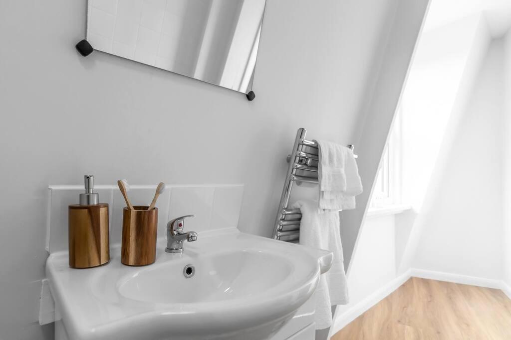 1-Bed Seaside Apartment With Parking Cromer Bagian luar foto