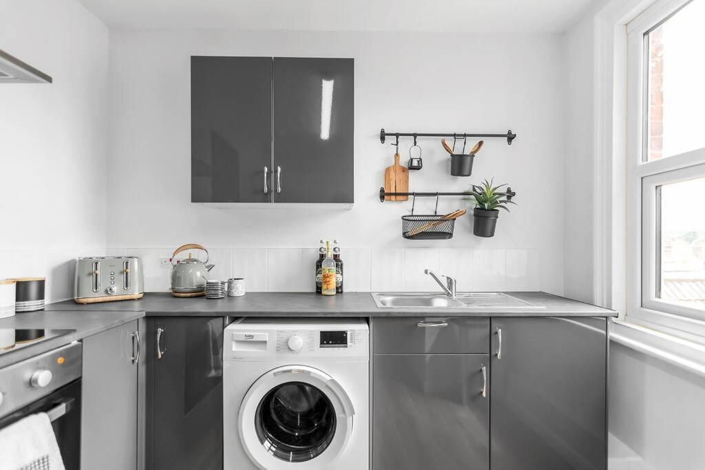 1-Bed Seaside Apartment With Parking Cromer Bagian luar foto