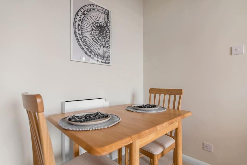 1-Bed Seaside Apartment With Parking Cromer Bagian luar foto