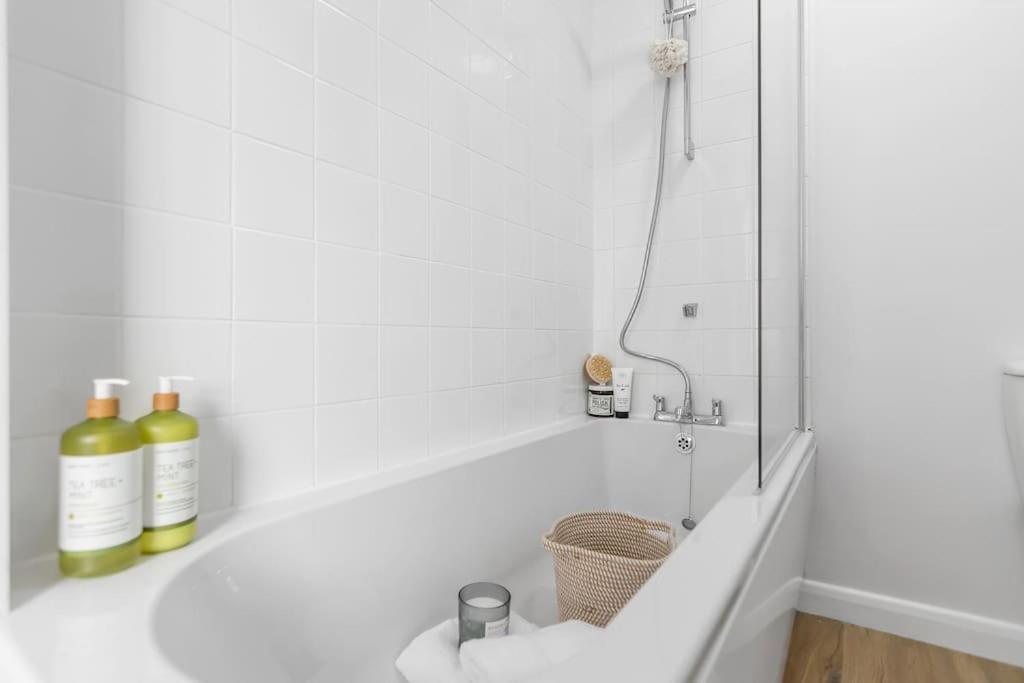 1-Bed Seaside Apartment With Parking Cromer Bagian luar foto
