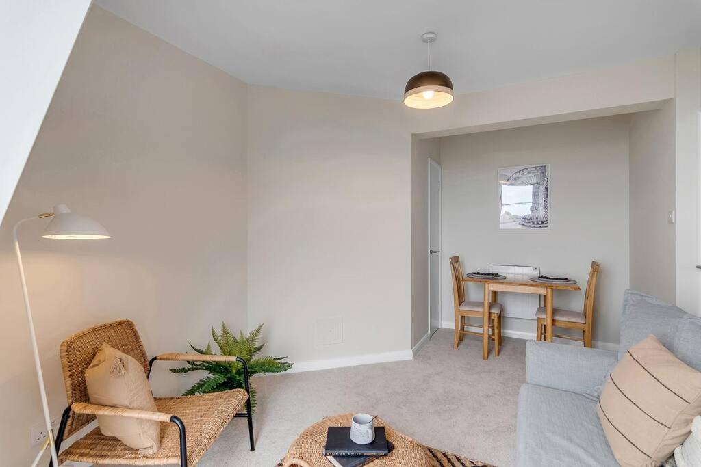 1-Bed Seaside Apartment With Parking Cromer Bagian luar foto