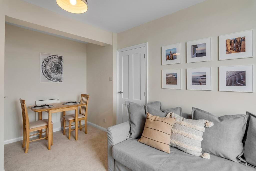 1-Bed Seaside Apartment With Parking Cromer Bagian luar foto