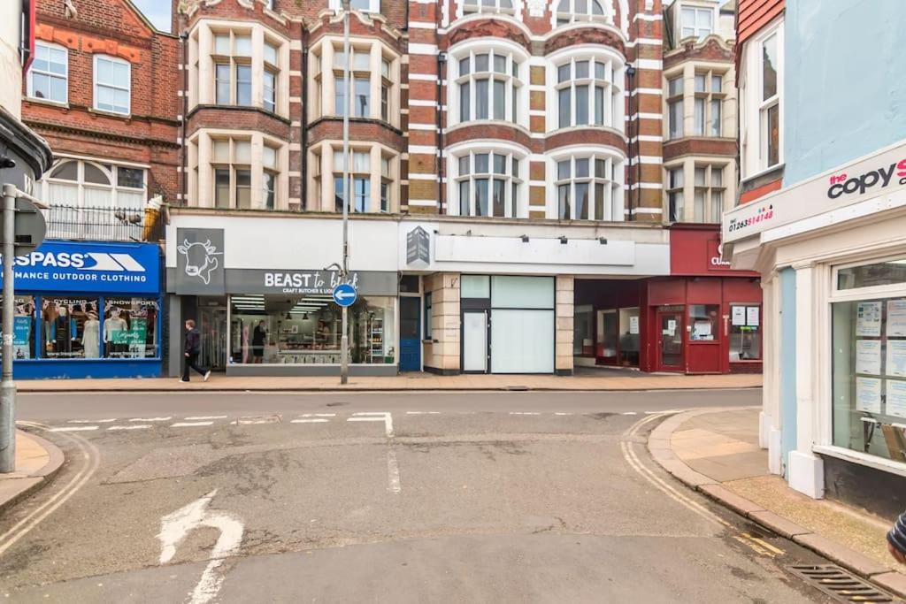 1-Bed Seaside Apartment With Parking Cromer Bagian luar foto